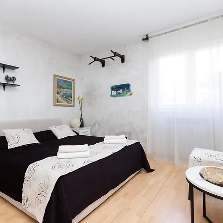 Beautiful With Garden And Terrace Apartment *